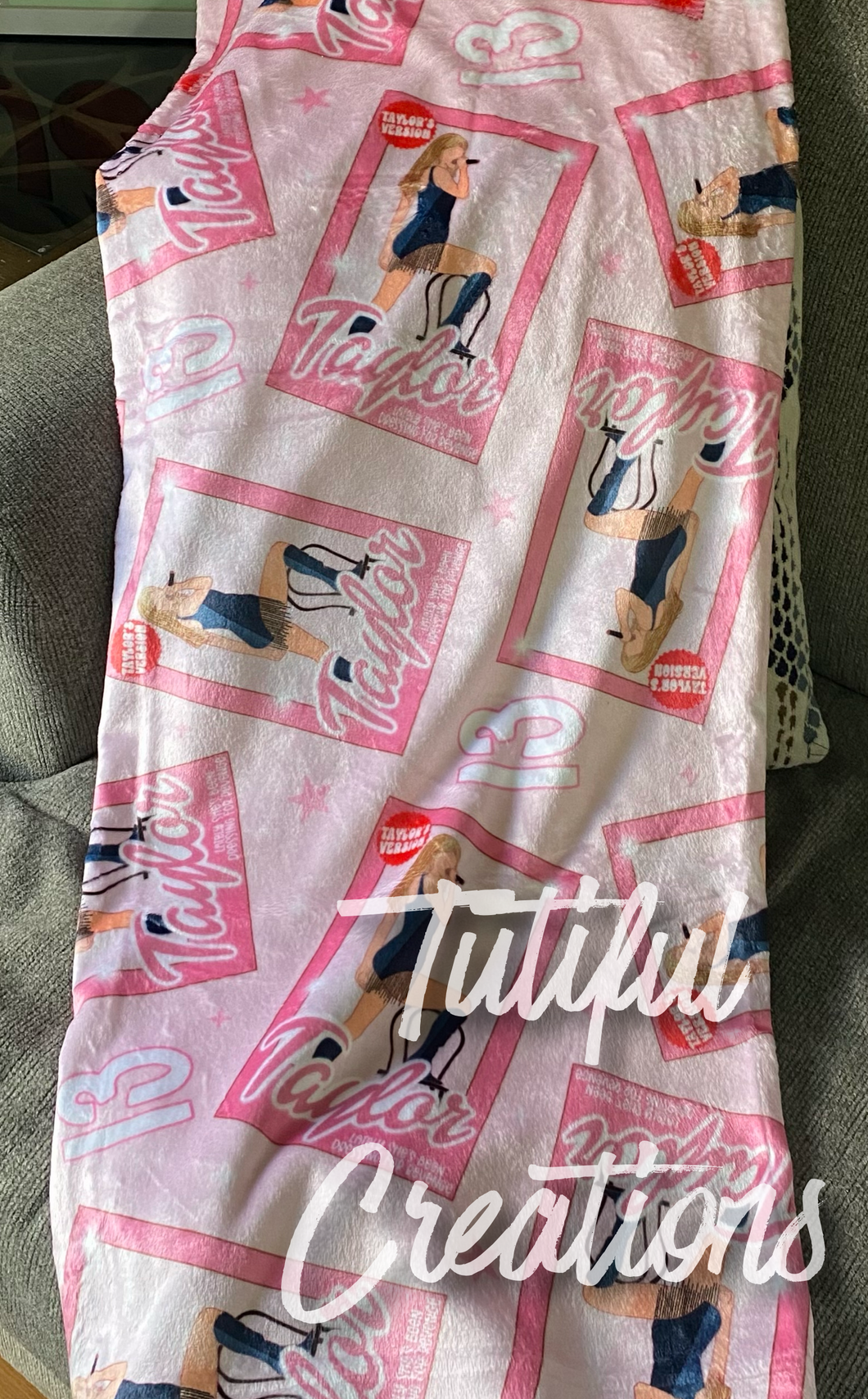 Swift 50x60 Minky blanket ‼️No shop credits or codes can be combined on sale items‼️ as this is a sale item